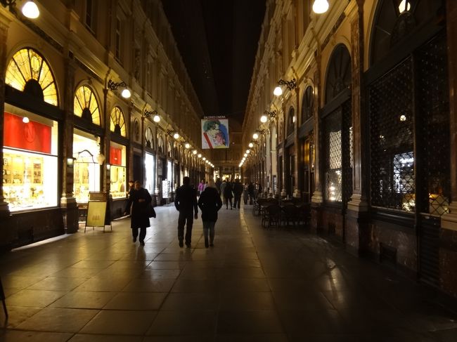 『ギャルリー・サン・チュベール』（Galerie St. Hubert）<br /><br />ギャルリー・サン・チュベールは、日中は<br />観光客で賑わっていますが、お店が閉店する時間が<br />近づくにつれ、人がまばらになっています。