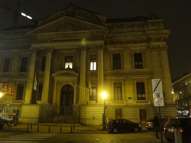 ベルギー・ブリュッセル『証券取引所』（Bourse）<br /><br />グランプラスから【ダンドワ】の前の通り<br />（Rue au Beurre）を真っ直ぐに歩いて行くと<br />ブリュッセル証券取引所<br />（現在、ユーロネクスト・ブリュッセル）に<br />突き当たります。<br /><br />写真は、多分、証券取引所の裏側で、<br />正面はアンスパッハ通り<br />(Boulevard Anspach)に面した方だと思います。