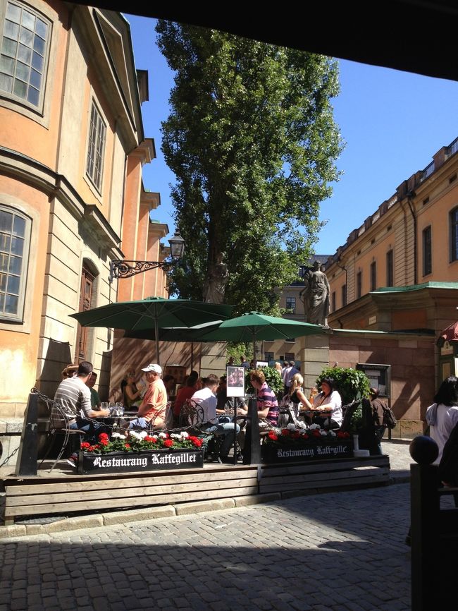 疲れちゃったのでランチにしましょう。王宮を出てすぐ、大聖堂の前にあるカフェジレットに入ります。