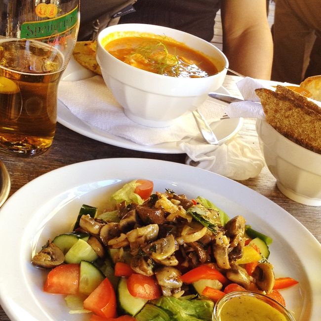 魚のスープと、日替わりサラダ、だったかな？　スープはブイヤベースみたいで、コクがあってすっごくおいしかった！　サラダもボリュームたっぷり。