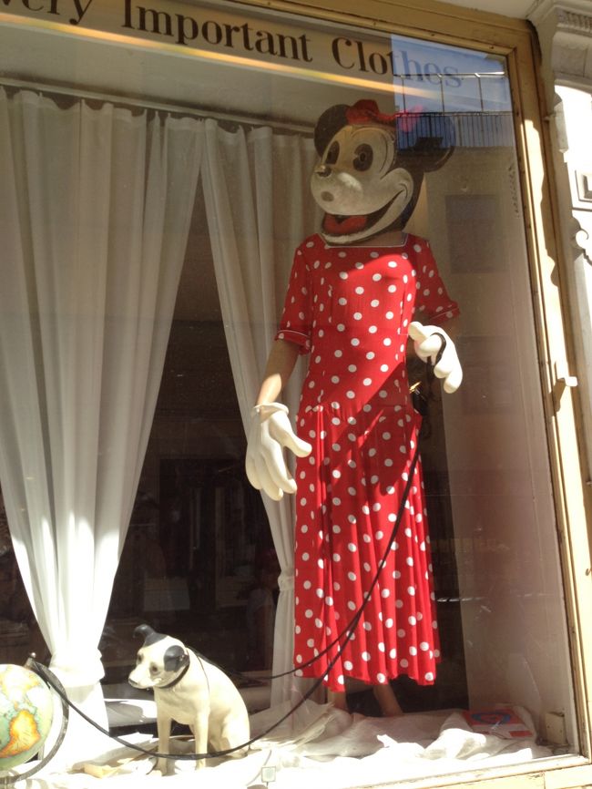 ショーウィンドウにいたミニィちゃん？　怪しすぎる。