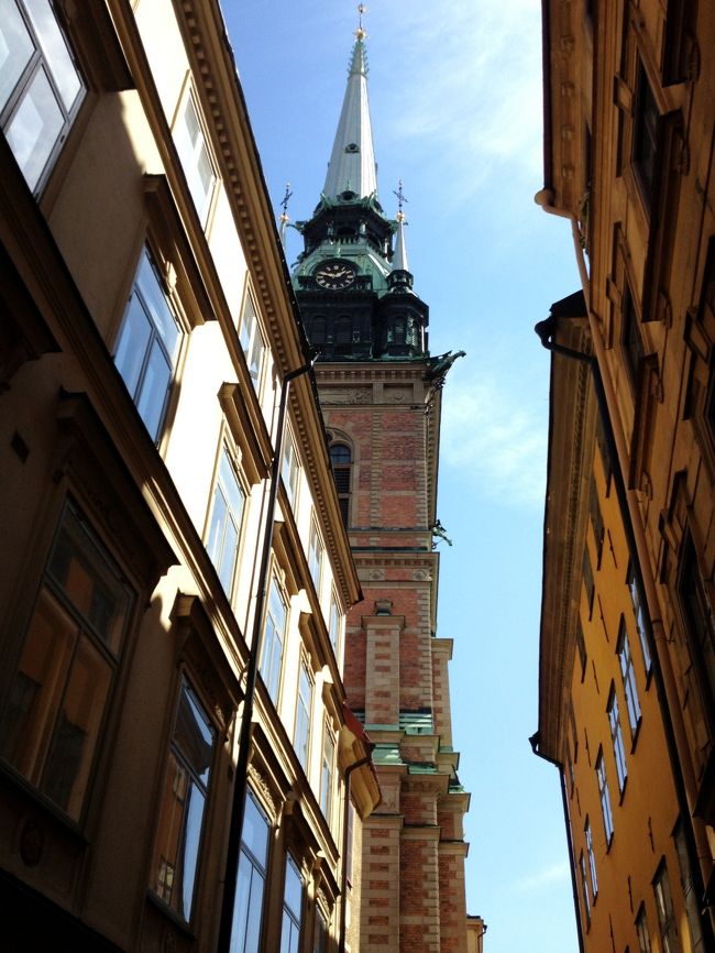 奥に見えるのは大聖堂。ヨーロッパっぽい風景。