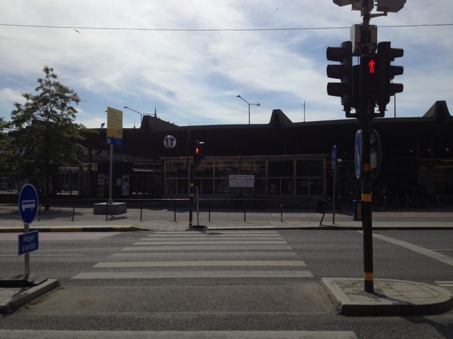 ガムラ・スタン、まだまだ見てないところがあるんだけど、いったん離れて、ガイドブックで見たお店をのぞきに街へ出てみます。この日は土曜日で、お店は午後早い時間に閉まっちゃうので。<br /><br />ガムラ・スタン内のインフォメーションで一日券を買って、地下鉄ガムラ・スタン駅へ。