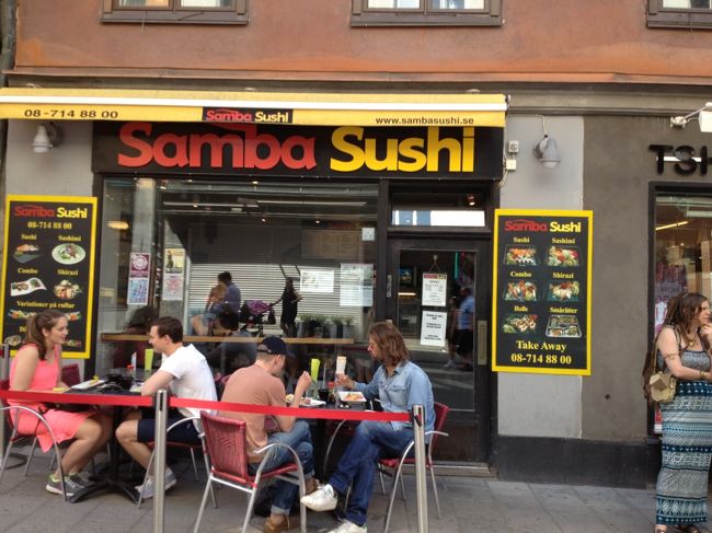 サンバスシ？　北欧ではこんな現地ナイズされた、気軽に食べられそうな寿司もどきのお店があちこちにありました。