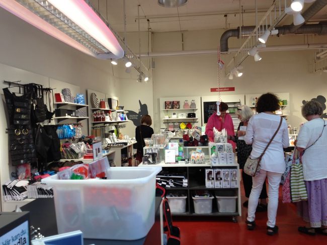 店内は、気軽にあれこれ見られる雰囲気。