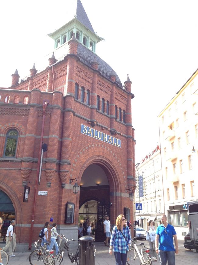 ガムラ・スタンを通り過ぎて反対のお隣駅、エステルマルムストリエ駅で降り、エステルマルム常設市場へ。