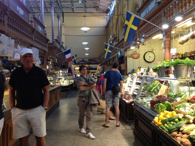 中は野菜や肉、魚のお店、そしてイートインできるレストランも。