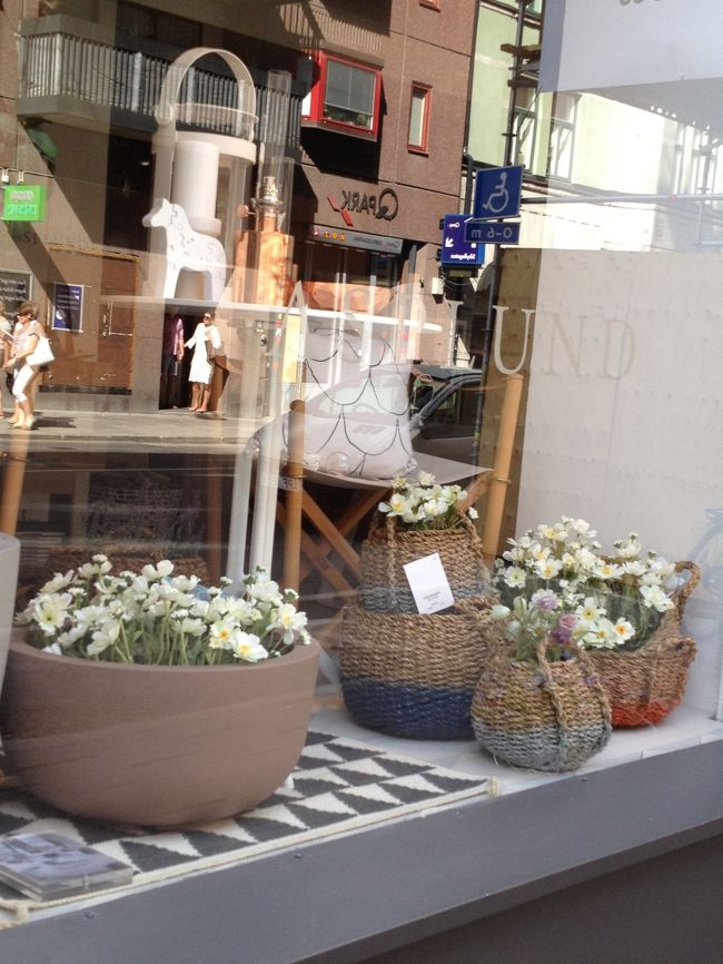 この界隈もお洒落なお店があると聞いていたのだけれど、残念ながら閉まってたので、ショーウィンドウの写真だけ。