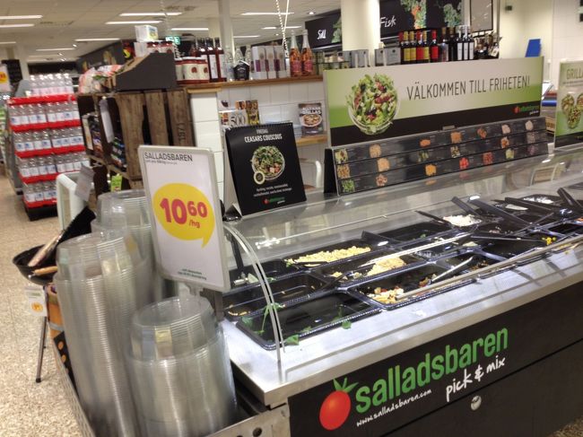 サラダバイキングのコーナー。入れ物に自分で好きなモノを入れて、重さで値段が決まるシステム。