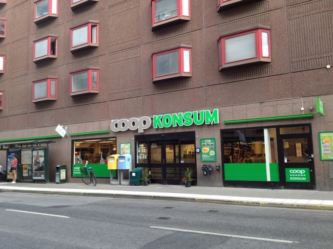 コープを発見。市場では何も買わなかったので、ここで夕飯を調達することにしよう。