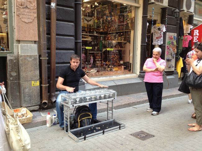 通りでは、こんなパフォーマーも。