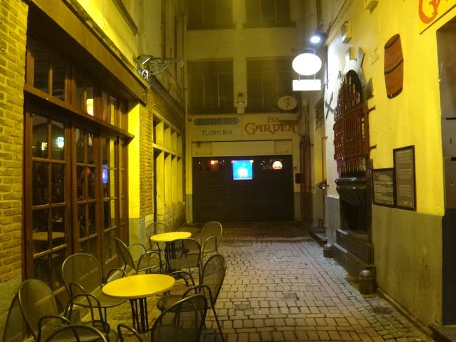 ブーシェ通り（Rue des Bouchers）を右に曲がった<br />細い路地に「ジャンネケ・ピス」があります。