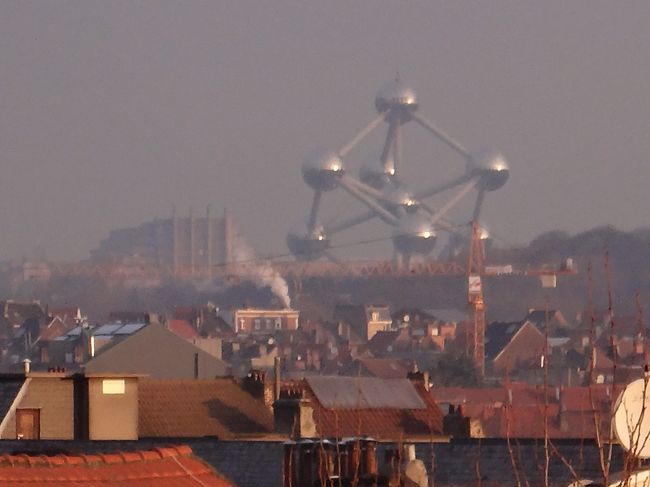 『アトミウム（Atomium）』<br /><br />1958年のブリュッセル万国博覧会のために<br />建設されたモニュメント。<br />高さは103mで、「鉄」の結晶構造を1650億倍に<br />拡大したものです。<br /><br />9つの球体（直径18m）が原子をあらわし、<br />各頂点に位置する8つの球体を結ぶ12の辺と、<br />中心の球体から各頂点へ伸びる8つの軸は<br />鋼鉄のチューブでつながれています。<br /><br />チューブの中には最長35mのヨーロッパ有数の長さの<br />エスカレータが通り、各球体を結んでいます。<br />最上部の球体は展望台兼レストランになっており、<br />ブリュッセル市街を見渡すことができます。