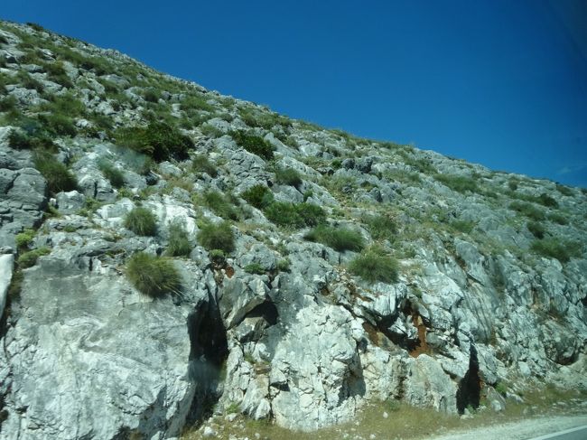 そしてまた岩山。<br /><br />コスタ・デル・ソルに近づくと青い海も見えました。