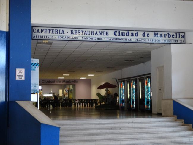 マルベーリャのバスターミナル17:45頃着。<br /><br />ホテルがある旧市街までタクシー移動。<br /><br />運転手さんに「旧市街は道が狭くて車が入れないから、ここからは歩いて行けばいい。」と言われて降ろされた場所が、目的地から一番遠く離れた地図外の入り口だったので、ホントに大変！ここから苦難の道のりでした(*_*;。<br /><br /><br />夫の目撃談によると、この運転手さんホテルの住所の紙を後ろのタクシーに見せて何やら質問していたらしく、もしかして新人だったのかも？！