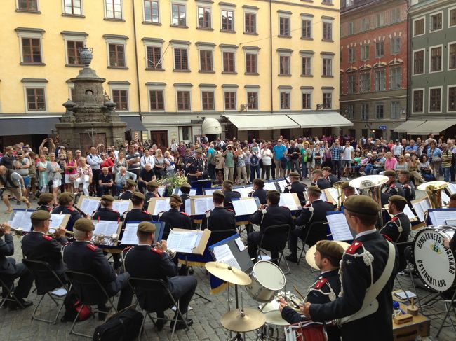 博物館を出たら、こんなのが始まってました。階段に座って見物しながら一休み。