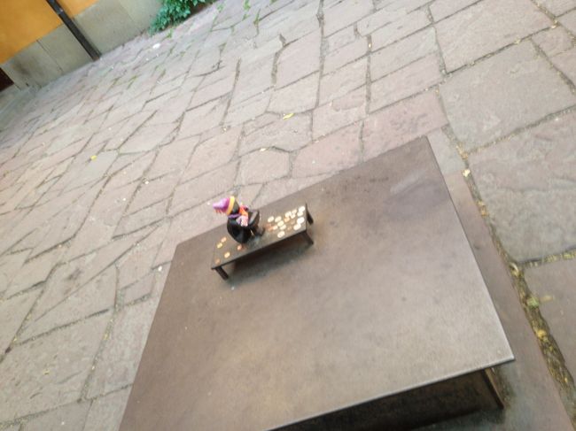 このちっちゃなオブジェ、路地を入ったところにあるフィンランド教会の中庭に、こんな風にポツンとあります。