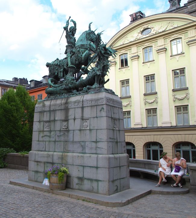 目を引いたのは、この銅像ではなく、右下のベンチに座ってる二人連れ。なんのコスプレなんだろう？