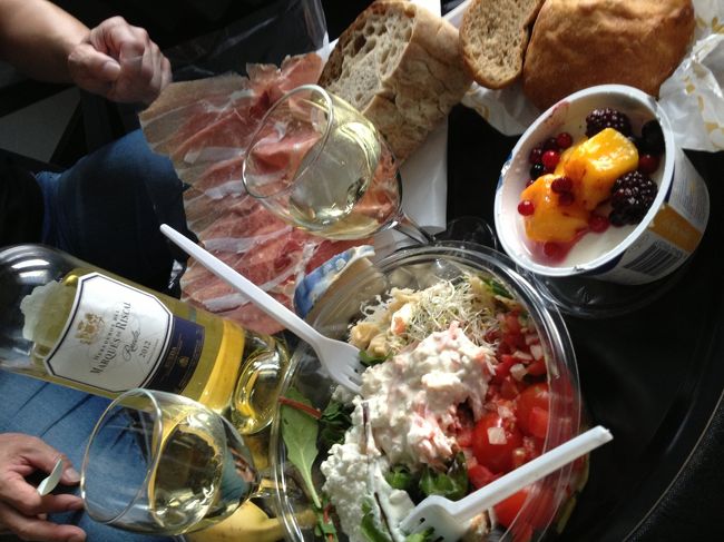 というわけで、今夜の夕食。コープで買った生ハム、チーズ、サラダ、フルーツ、ヨーグルト、ヘルシンキのパン屋さんで買ったパン、タリンで買ったワイン。結構豪華ですよ。