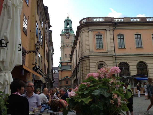 ただいま時間は7時前。お店は閉まってるけどレストランなどはまだ空いてるので、けっこう賑わってます。