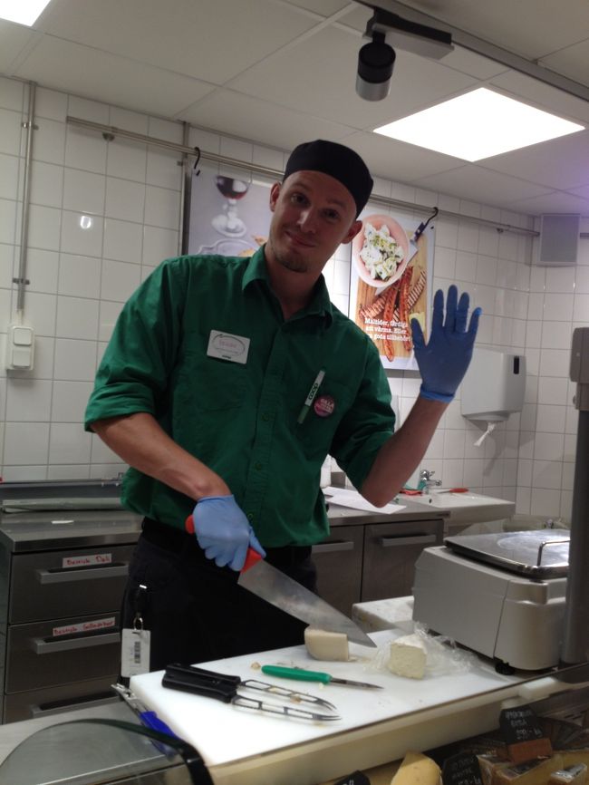 チーズと生ハム売場の店員さん。オススメを聞いて、試食して購入。写真撮って良い？って聞いたらビッグスマイルくれました。