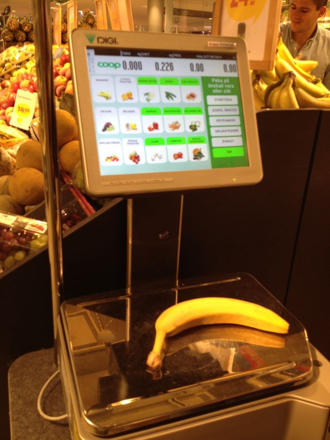 外国のスーパーでよく見かける、野菜を計量して値段シールを貼る機械。バナナ一本でも買えて便利。