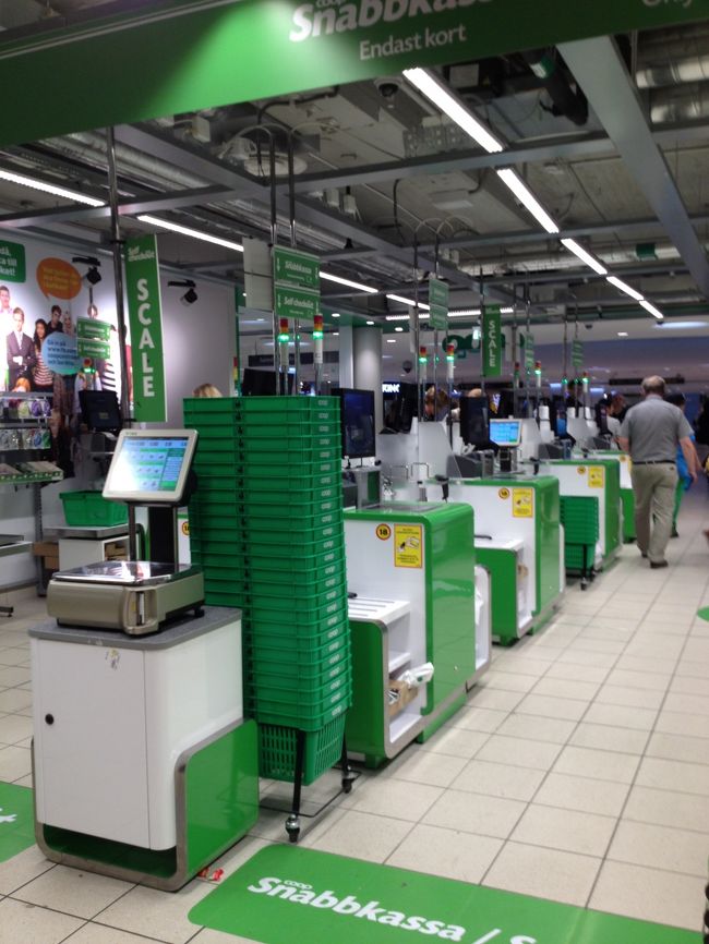 このスーパー、セルフレジがありました。