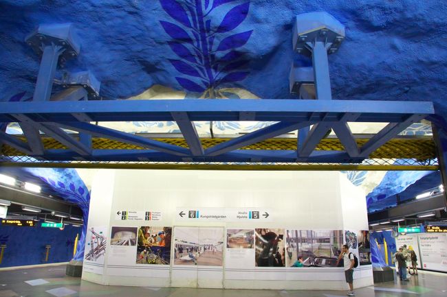 岩盤に直接アートしちゃってて特にきれいだという、地下鉄ブルーラインに乗って、各駅で降りてみます。これは中央駅。