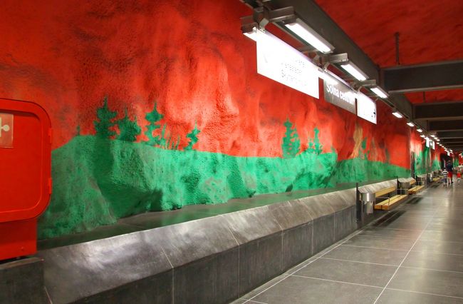 一番派手だったSOlna centrum駅。