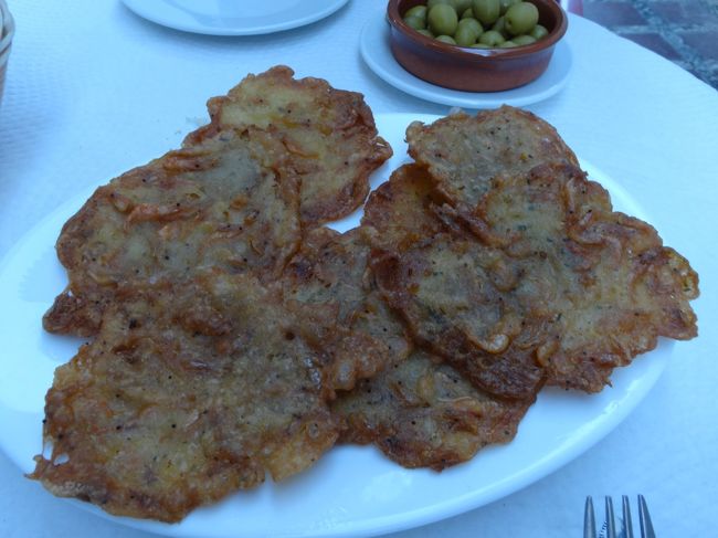 小エビのフライ。<br /><br />エビを揚げたのが出てくると思いきや、愛知県名物のゆかり煎餅を揚げたのみたいなのが出てきました。<br />１コが片手より大きいサイズ。<br /><br />メニューにエビ料理、多数ありました。