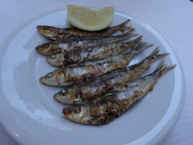 名物、いわしのグリル（これでハーフサイズです）。<br /><br />これは香ばしくて美味しい！日本人が好きな味です。<br />DHAで血液サラサラ、美味しいし、秀逸な魚くんです。