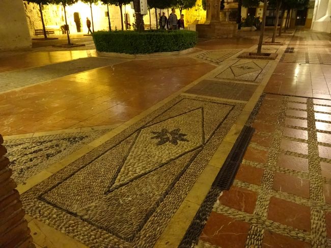 昼間、スーツケースを転がすのは大変だったけど道も可愛い！<br />夜になるとライトアップされたモザイクが綺麗に見えます。<br /><br />