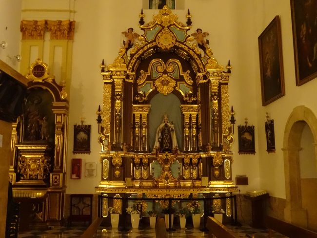 祭壇、色が明るく綺麗です。