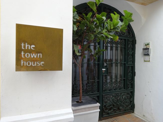 やっとやっとホテルに到着〜(涙)。この時は夫がヒーローに見えました(☆☆)。<br />かなり遠いところから重たいスーツケースを引きずって歩くこと約50分。陽射しも強かったので疲労困憊。地図を持って奔走していた夫はもっと疲れていたことでしょう・・(p_-)。<br /><br />フロントのお姉さんに「How are you?」と聞かれ、ウソでも「Fine.」とは言えないぐらい疲れていたのでこれまでの経緯を話し、「そんなこんなで疲れました。」と正直に答えたら、<br /><br />「大変だったね。ごめんなさい！わかりにくい場所だったでしょ？見つけにくい場所にあってごめんなさいね。ほんとにごめんなさい！」とSORRY！を連発されてしまいました。<br /><br />そんなつもりで言ったんじゃないのになぁ、反省＞＜。あわてて「もう大丈夫なので気にしないでください！」って言ったけど果たして通じていたのかどうか・・。コミュニケーションは難しい＞＜！！<br /><br />そしてこの優しいお姉さん、日本人に近いココロの持ち主なのでは・・。と思いました。