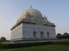 10/28
ホシャン・シャー廟。
インド初の大理石建築でタージマハルの参考になったそうです。

遺跡はレンタサイクルで回ります。
一日40ルピーでボロボロの自転車です。
サドルの下にあるはずのサスペンションがないので、
お尻が痛いです。
