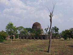 村の遺跡群。
ジャーミー・マスジットです。