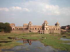 シャハーズ・マハル。
この2階建ての建築は、
水に浮かぶ船のように見えることから名付けられました。
ここはハーレムのために建てられたそうです。