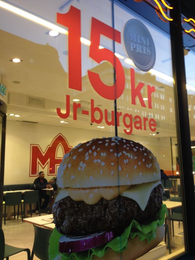 おまけ。中央駅からホテルに帰る途中にあったファーストフード。15krバーガーって、100円バーガーみたいなもの？　物価の高い北欧ではかなり魅力的かも（食べてないから、味はわからないけど）。