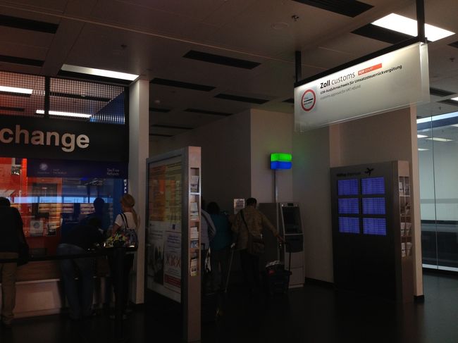 ウィーンの空港で出国＆タックスリファウンド。右の窓口で申請して、左の「Change」と書いてあるところで、返金してもらいます。