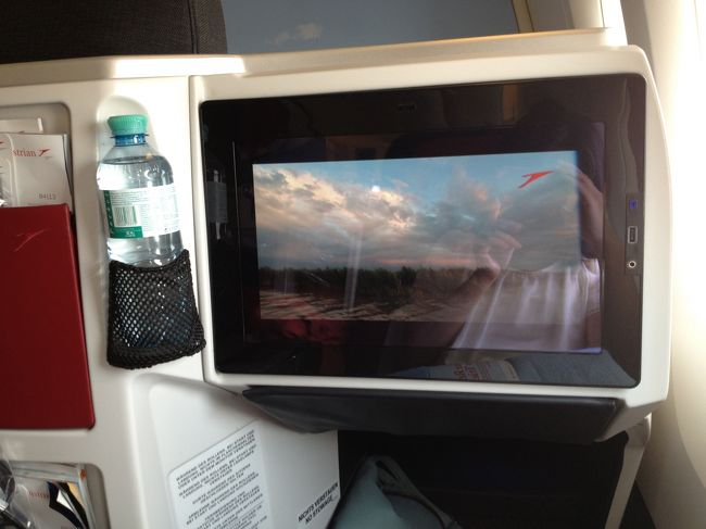 オーストリア航空のビジネスクラスは、新しくリニューアルされたばかりで、とても快適。シートはフルフラットだし、画面はこんなに大きい！　しかもタッチパネルです。