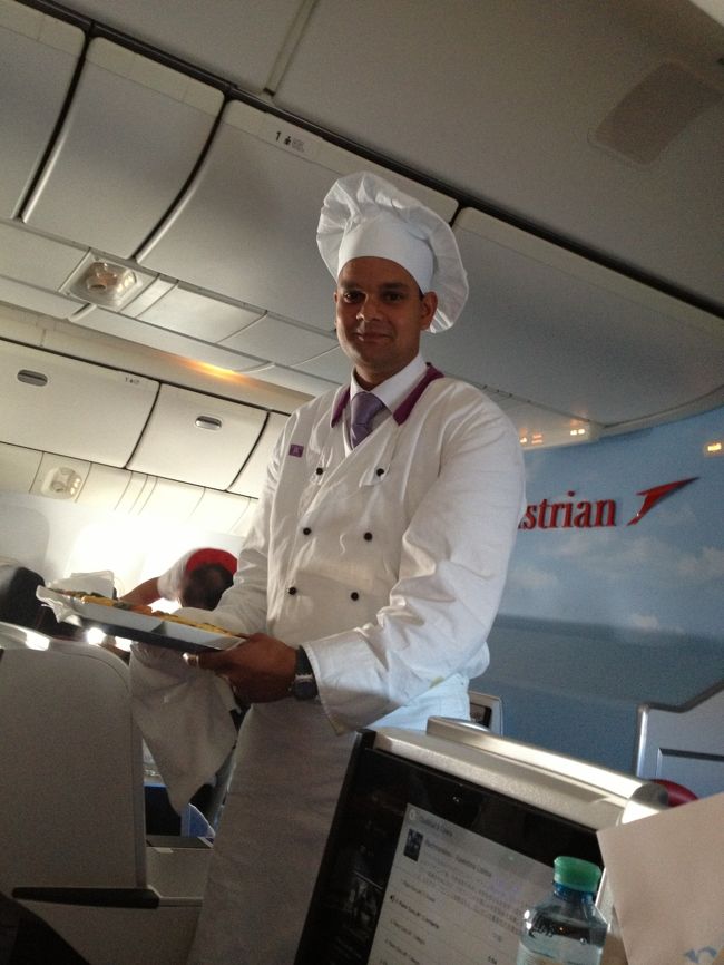 CAさんではなく、お料理専業のフライングシェフが乗ってるのもウリ。朝食時には、オムレツやフレンチトーストなど、作りたてをシェフが直々に持ってきてくれます。<br /><br />シートも快適、機内食もおいしい。オーストリア航空は超お勧めですよ！<br /><br /><br />ということで、2013年夏、北欧の旅はおしまい。<br />長々とおつきあいいただきありがとうございました。<br />