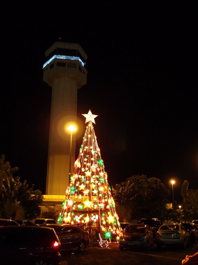 マニラ国際空港<br />大きなクリスマスツリーがあった