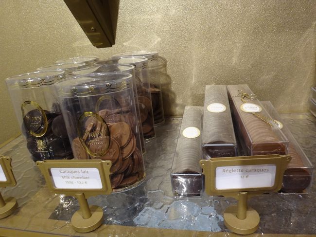 ベルギー・ブリュッセル【Mary】（メリー）<br /><br /><写真左><br />・Caraques lait（Milk chocolate）<br />150g　10.2ユーロ（約1,295円）<br /><br /><写真右><br />・Reglette caraques<br />12ユーロ（約1,524円）<br /><br />http://www.mary.be/en/the-collection/the-other-treasures/caraques-langues-de-chat