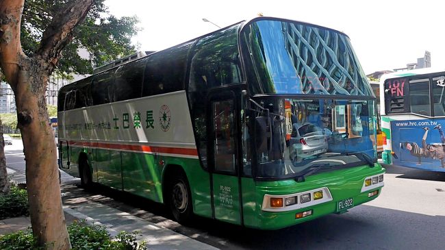 0850にホテルを出て，行天宮に行くことにする．一緒に8人くらいで向かう．途中忠孝新生の駅まで行く途中で，エバー航空の会社の桃園空港行バスを見る．
