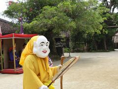 ミルク（弥勒）。
来訪神で、大きなうちわを持っています。
見た感じ、おかめかなんかと思っていました。
あなたが神か。

ほかに古武道やたんちゃめなどの琉球舞踊も。

この間に旧比嘉家でやっている、泡盛の詰めこみ体験を
予約していたので、やろうと思ったら道ジュネーで
係員が出払っていてできませんでした。

予約の意味が！

しょうがないので先を急ぐ。
