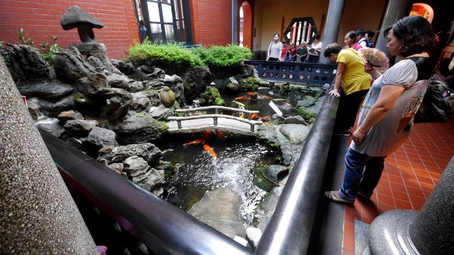 裏の方には池があった