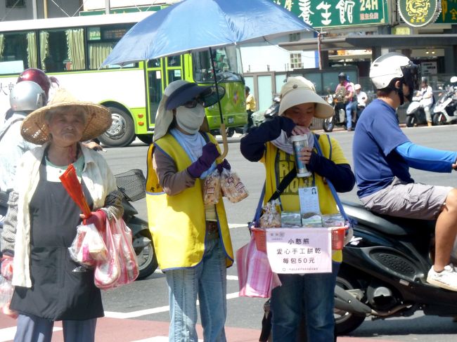 一生懸命少女がお供えを大声で売っていた．暑いのにご苦労さん