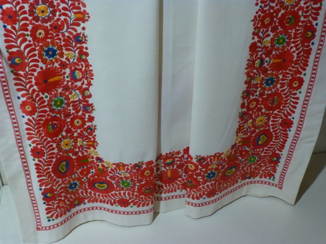 ハンガリー刺繍 カロチャ刺繍 マチョー刺繍 テーブルセンター マチョー