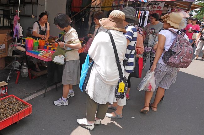 ご婦人方がのぞいている