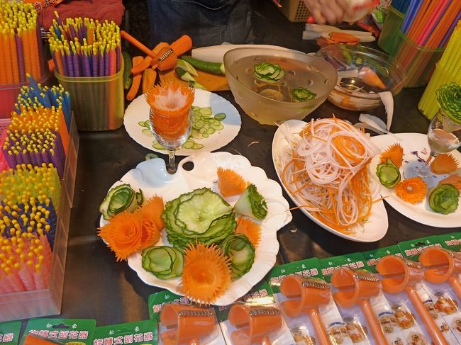 こんなふうに切れる優れもの．安いとお土産に買っていた．